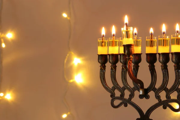 Låg bild av judiska högtiden Hanukkah bakgrund med menorah (traditionella kandelabrar) — Stockfoto