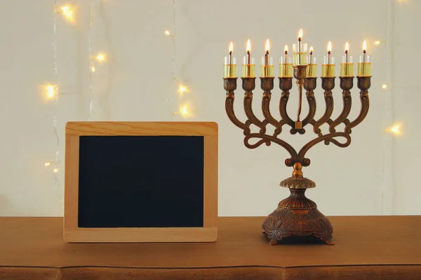 Imagen de vacaciones judías Hanukkah fondo con menorah (candelabro tradicional ) —  Fotos de Stock