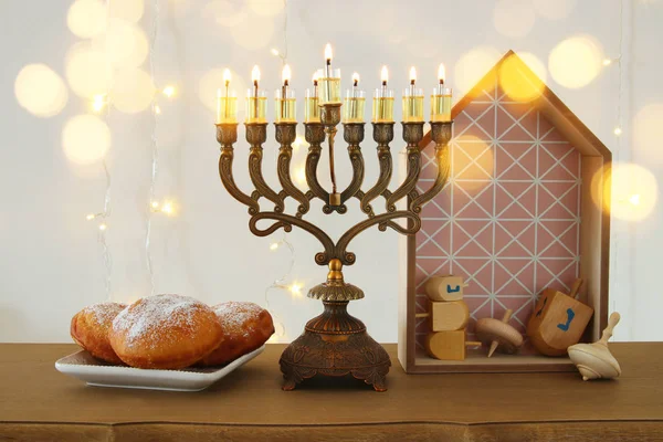 Afbeelding van Joodse vakantie Hanukkah achtergrond met traditionele spinnig top, menora (traditionele kandelaar) — Stockfoto