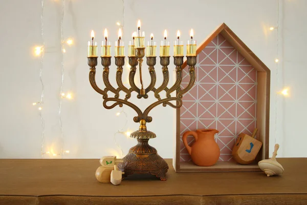 Imagen de las vacaciones judías fondo Hanukkah con la parte superior spinnig tradicional, menorah (candelabros tradicionales ) — Foto de Stock