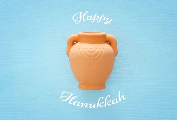 Vacaciones judías Hanukkah imagen de fondo con la jarra de cerámica de aceite tradicional —  Fotos de Stock