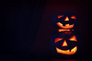 Cadılar Bayramı Balkabağı korkunç koyu arka plan önünde tahta masada. Jack o fener