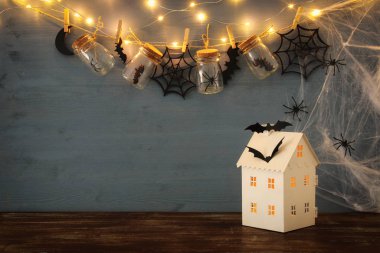 Cadılar Bayramı tatil kavramı. Masson kavanoz örümcekler, banyoları ile önünde ışıklar ile gizemli ev