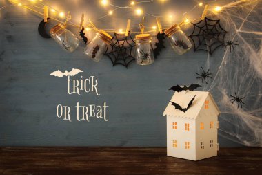 Cadılar Bayramı tatil kavramı. Masson kavanoz örümcekler, banyoları ile önünde ışıklar ile gizemli ev