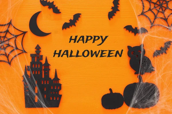 Cadılar Bayramı tatil kavramı üstten görünüm sahne. Eski kale, cadı, yarasalar üzerinde ahşap portakal bachground