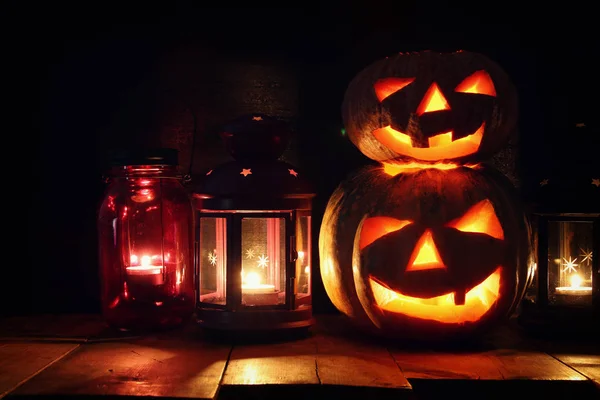 Halloween pompoen op houten tafel spooky donkere achtergrond. Jack o lantern — Stockfoto