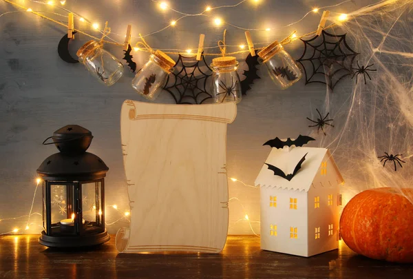 Cadılar Bayramı tatil kavramı. Masson kavanoz örümcekler ve banyoları ile önünde ışıklar ile gizemli ev