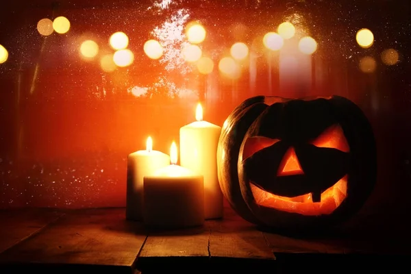 Хэллоуин тыква на деревянном столе перед жутким темным фоном. Фонарь Джека — стоковое фото