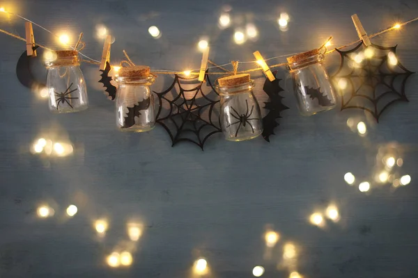 Cadılar Bayramı tatil kavramı. Örümcekler, banyo ve ahşap dekorasyon Masson kavanozlar