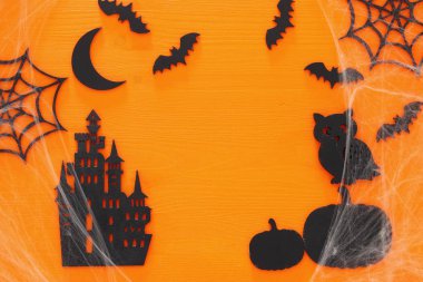 Cadılar Bayramı tatil kavramı üstten görünüm sahne ahşap turuncu arka plan üzerinde