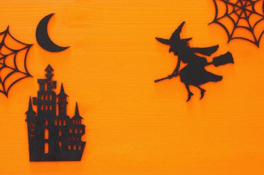 Cadılar Bayramı tatil kavramı üstten görünüm sahne ahşap turuncu arka plan üzerinde