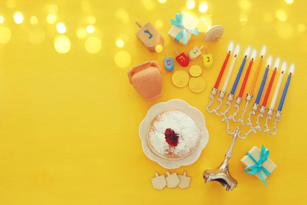 Top view-bild av judiska högtiden Hanukkah bakgrund med traditionella spinnig topp, menorah (traditionella kandelabrar) — Stockfoto