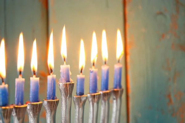 Imagen clave baja de vacaciones judías fondo de Hanukkah con menorah (candelabros tradicionales ) —  Fotos de Stock