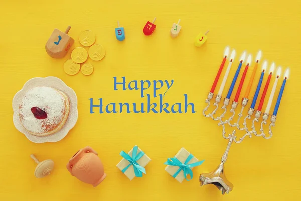 Bovenaanzicht beeld van Joodse vakantie Hanukkah achtergrond met traditionele spinnig top, menora (traditionele kandelaar) — Stockfoto