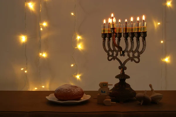 유태인 휴일 전통 spinnig 상단, 메노라 (전통적인 촛대)와 레코딩 촛불 하누카 배경 이미지. — 스톡 사진