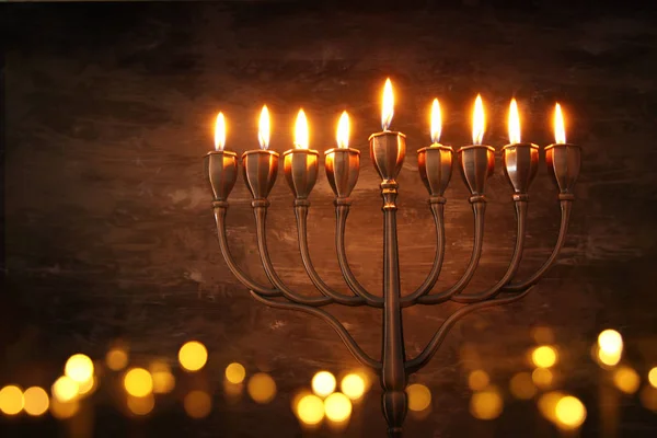 Lage belangrijkste abstracte afbeelding van Joodse vakantie Hanukkah achtergrond met menora (traditionele kandelaar) — Stockfoto