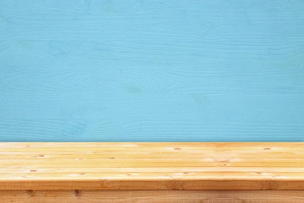 Table vide devant un fond en bois bleu. Pour le montage d'affichage produit — Photo