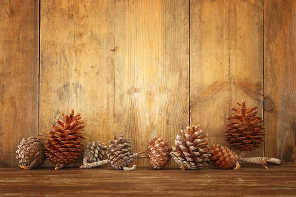 Noel çam kozalakları ahşap arka plan üzerinde görüntüsüyle tatil