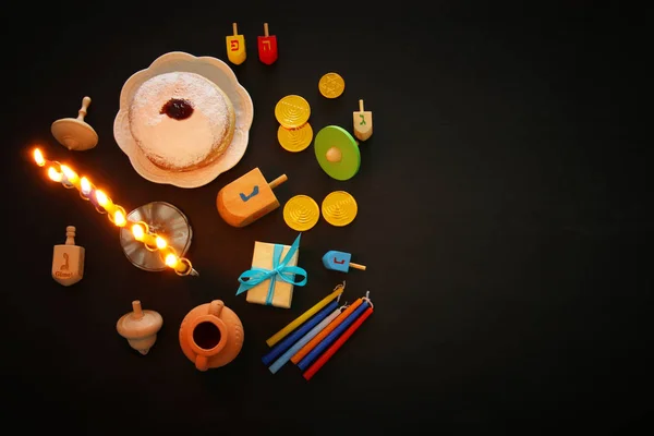 Ansicht von oben Bild des jüdischen Feiertags Chanukka Hintergrund mit traditionellen Spinnig Top, Menora (traditioneller Kandelaber) — Stockfoto