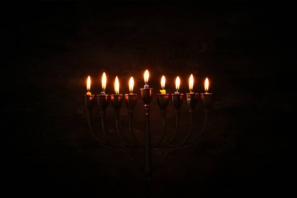 Образ еврейского праздника Ханука фон с менорой (традиционные канделябры) и горящими свечами
