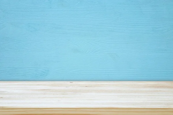 青い木製の背景の前に空のテーブルです。製品表示モンタージュ — ストック写真