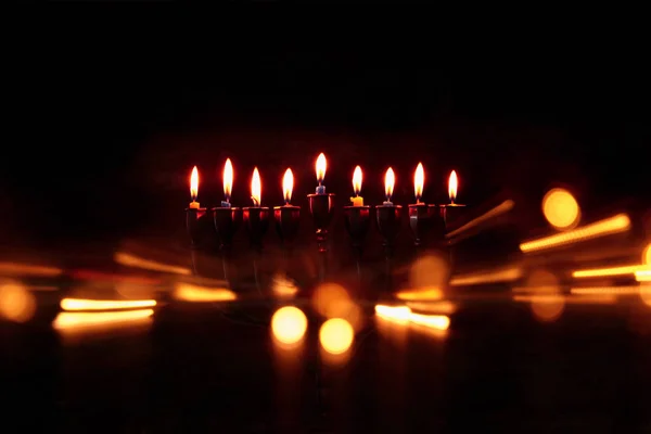 Imagen abstracta de clave baja de vacaciones judías fondo de Hanukkah con menorah (candelabros tradicionales ) —  Fotos de Stock