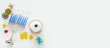 Geleneksel spinnig top, Yedi Kollu Şamdan (geleneksel Mumluk ile Yahudi bayramı Hanuka arka plan görüntüsünü Üstten Görünüm)