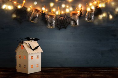 Cadılar Bayramı tatil kavramı. Masson kavanoz örümcekler, banyoları ile önünde ışıklar ile gizemli ev