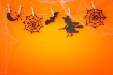 Cadılar Bayramı tatil kavramı üstten görünüm sahne ahşap arka plan üzerinde