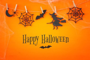 Cadılar Bayramı tatil kavramı üstten görünüm sahne ahşap arka plan üzerinde