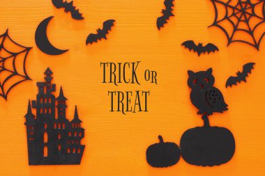 Cadılar Bayramı tatil kavramı üstten görünüm sahne. Eski kale, cadı, yarasalar üzerinde ahşap portakal bachground