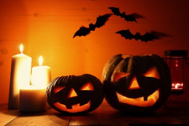 Cadılar Bayramı Balkabağı korkunç koyu arka plan önünde tahta masada. Jack o fener