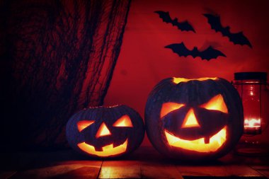 Cadılar Bayramı Balkabağı korkunç koyu arka plan önünde tahta masada. Jack o fener