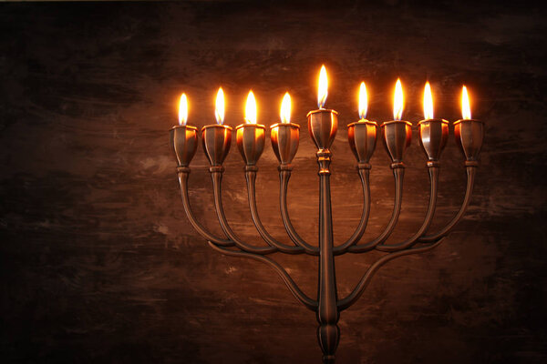 Образ еврейского праздника Ханука фон с менорой (традиционные канделябры) и горящими свечами
