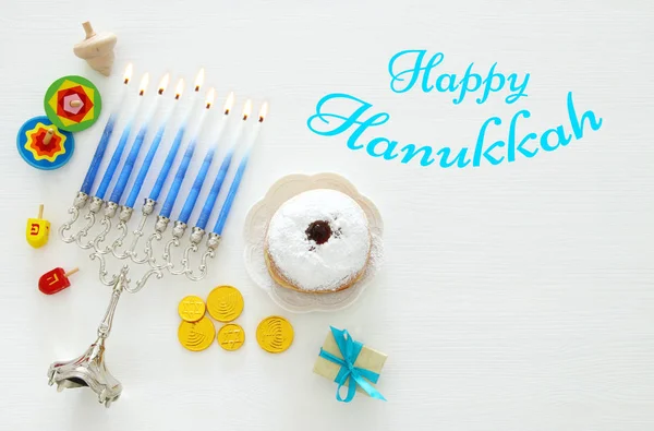 Bovenaanzicht beeld van Joodse vakantie Hanukkah achtergrond met traditionele spinnig top, menora (traditionele kandelaar) — Stockfoto