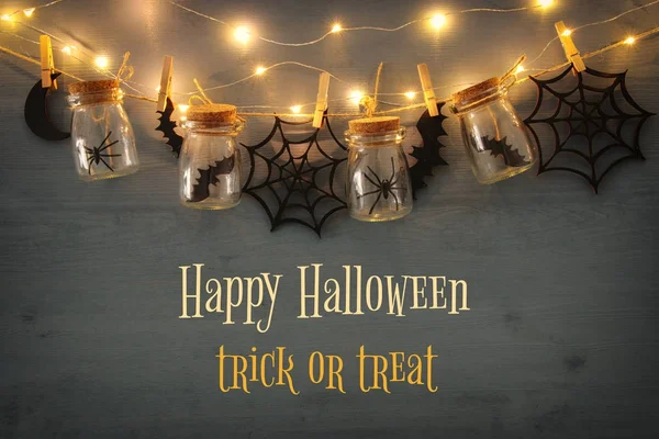 Cadılar Bayramı tatil kavramı. Örümcekler, banyo ve ahşap dekorasyon Masson kavanozlar