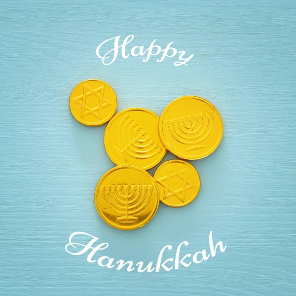 Vacances juives Hanoukka image de fond avec des pièces de chocolat traditionnelles — Photo