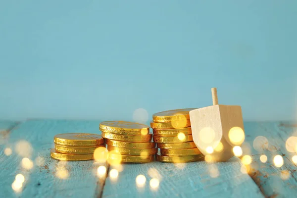 Joodse vakantie Hanukkah afbeelding achtergrond met traditionele spinnig boven- en chocolade munten — Stockfoto