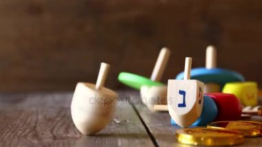 Yahudi bayramı Hanuka görüntüleri ile geleneksel ahşap spinnig topaç (iplik üst).