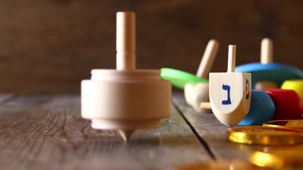Еврейский праздник Ханука съемки с традиционной деревянной спинниг dreidel (спиннинг топ ). — стоковое видео