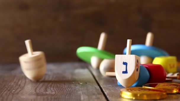 Jüdischer Feiertag Chanukka-Aufnahmen mit traditionellem Holzspinnig dreidel (Kreisel)). — Stockvideo