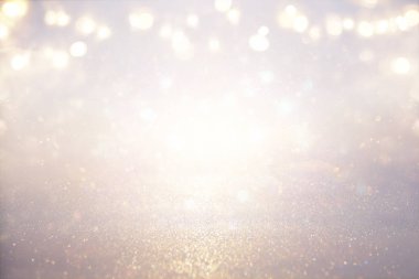 Pırıl pırıl ışıklar arka plan. Gümüş ve açık altın. Odaklanmamış