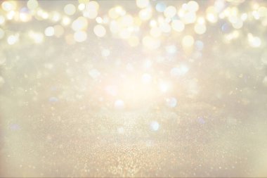 Pırıl pırıl ışıklar arka plan. Gümüş ve açık altın. Odaklanmamış