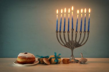 Yahudi tatil ile geleneksel spinnig tepe, Yedi Kollu Şamdan (geleneksel Mumluk Hanukkah arka plan görüntü)