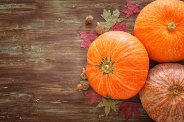Kabaklar ve sonbahar yaprakları üzerinde ahşap arka plan. Şükran günü ve Cadılar Bayramı kavramı