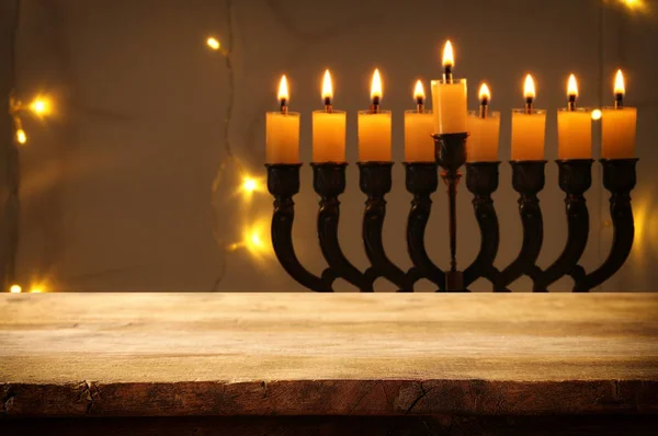 Mesa de madera vacía frente a la fiesta judía fondo Hanukkah con menorah (candelabros tradicionales ) —  Fotos de Stock