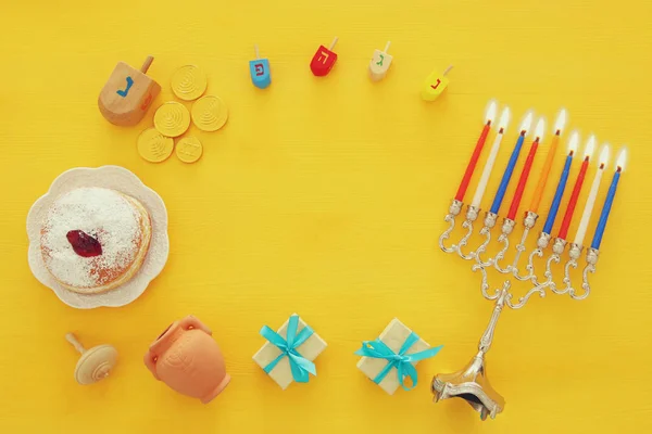 Geleneksel spinnig top, Yedi Kollu Şamdan (geleneksel Mumluk ile Yahudi bayramı Hanuka arka plan görüntüsünü Üstten Görünüm) — Stok fotoğraf