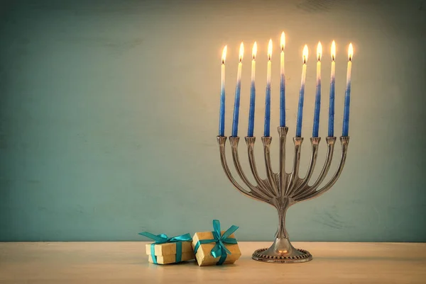 Foto van Joodse vakantie Hanukkah achtergrond met traditionele menora (traditionele kandelaar) en brandende kaarsen — Stockfoto