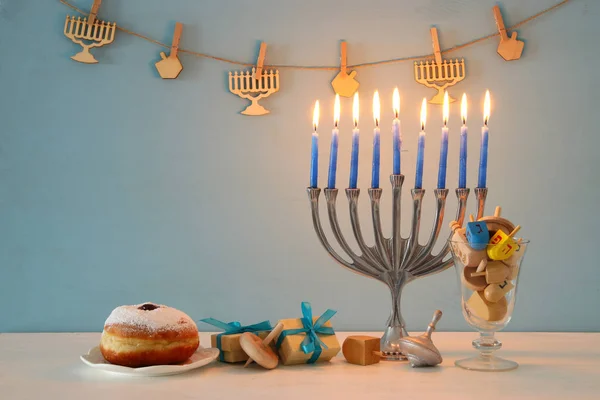 Immagine della festa ebraica Hanukkah sfondo con tradizionale spinnig top, menorah (candelabro tradizionale ) — Foto Stock