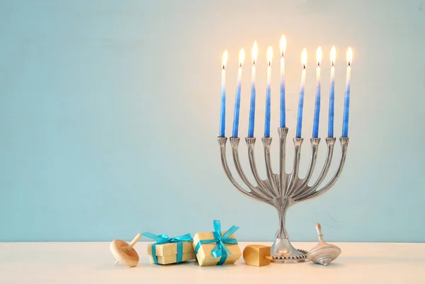 Bilden av judiska högtiden Hanukkah bakgrund med traditionella spinnig topp, menorah (traditionella kandelabrar) — Stockfoto